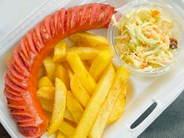 Chips with sausage and coleslaw