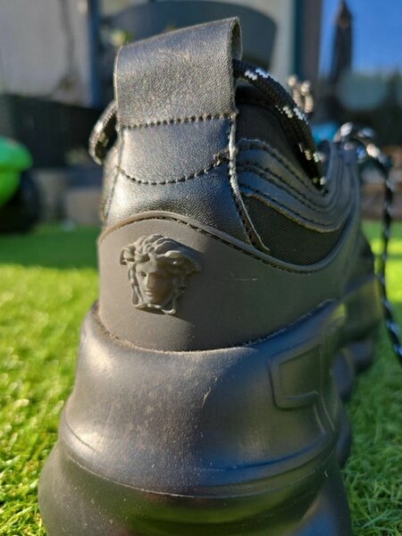 Chaussures noires de sport versatiles