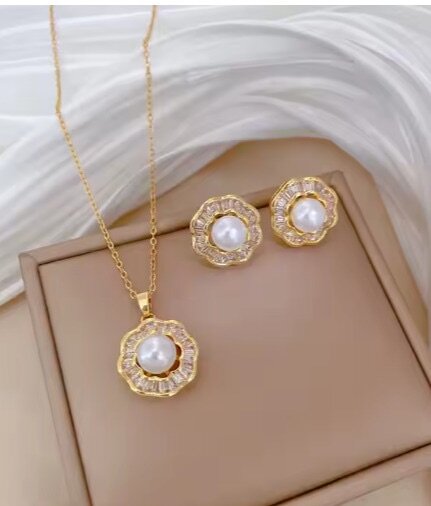 Boucles doreilles et chaînes