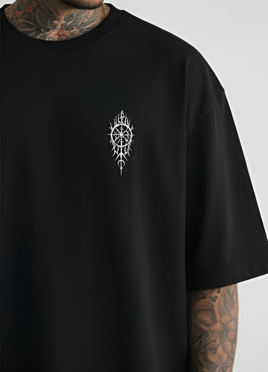 T-shirt noire avec motif tribal