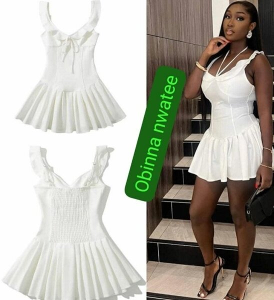 Robe blanche plissée élégante