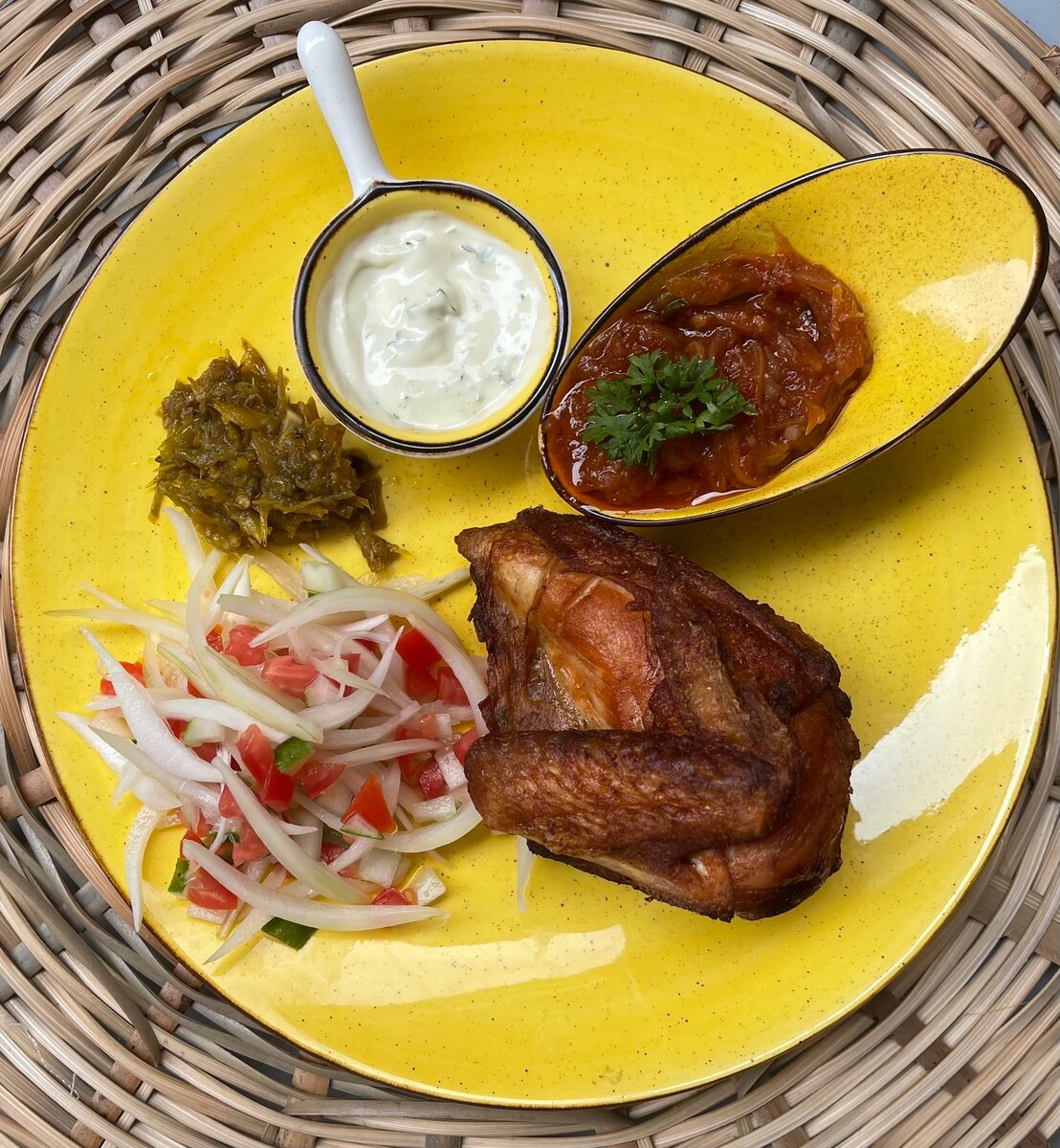 Poulet rôti épicé avec accompagnements