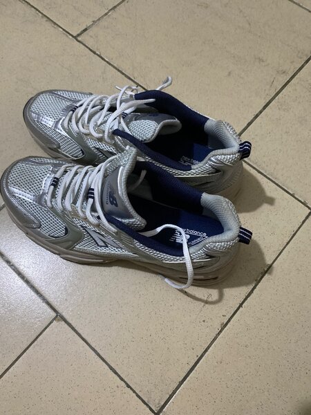 Chaussures de sport argentées