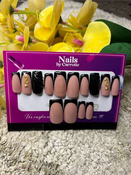 Ongles artificiels élégants