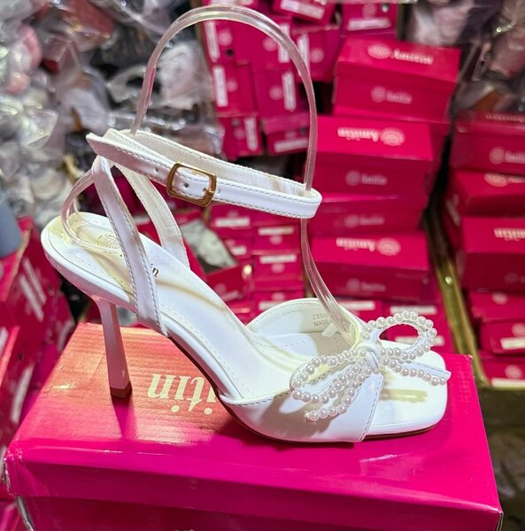 Sandales à talons avec nœud perlé