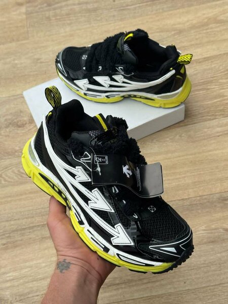 Baskets noires et jaunes tendance