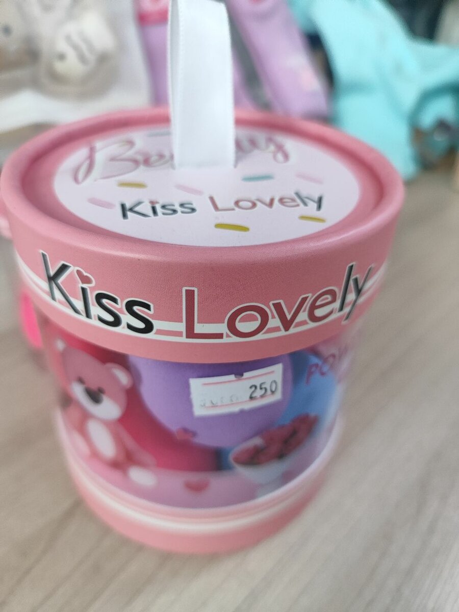 Kiss lovely