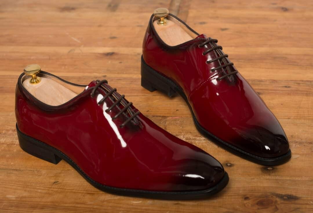 Chaussures en cuir verni homme