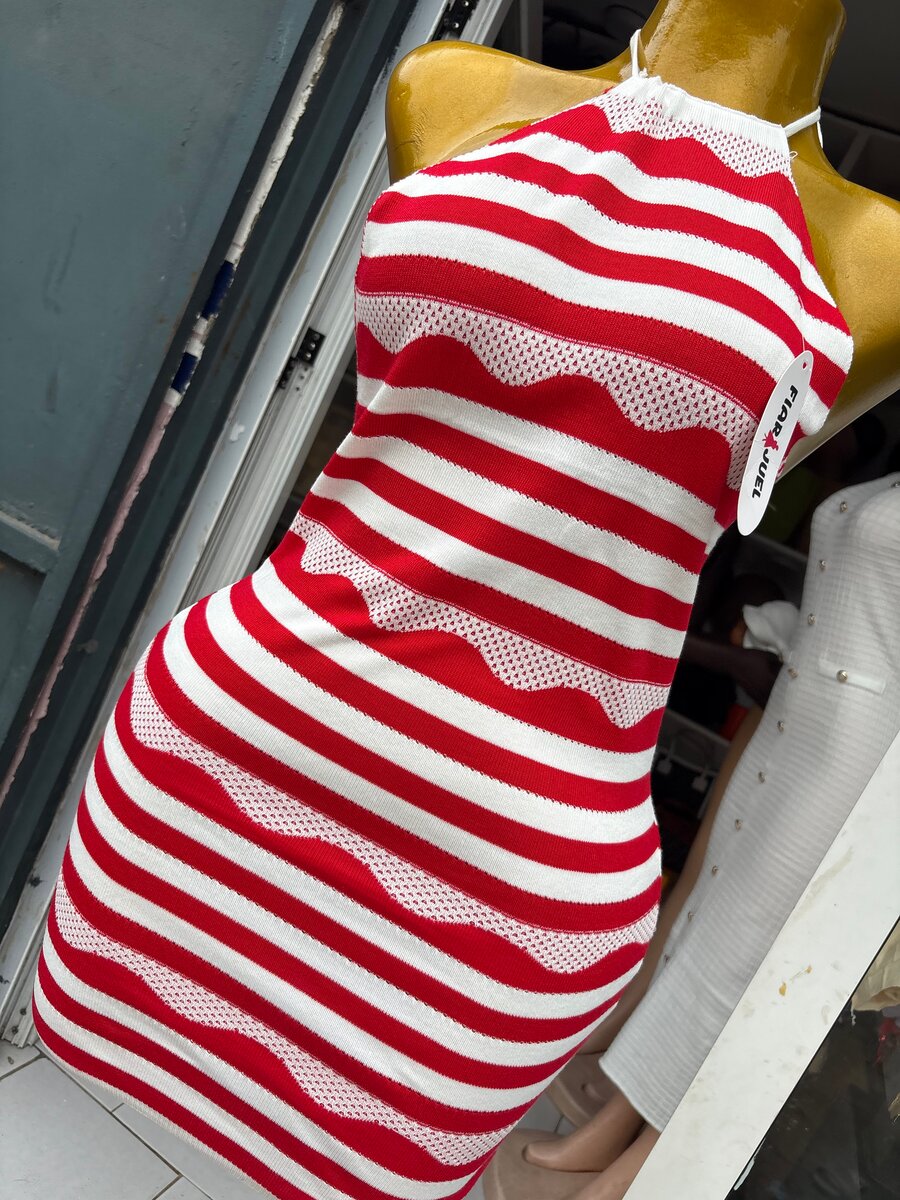 Robe Striée Rouge Élégante