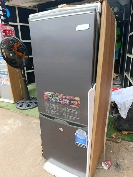 Réfrigérateur compact moderne