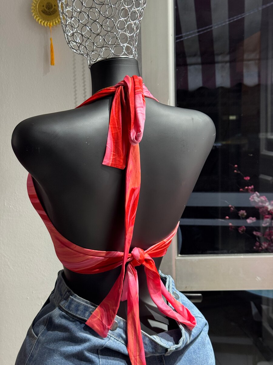 Top dos nu rouge élégant