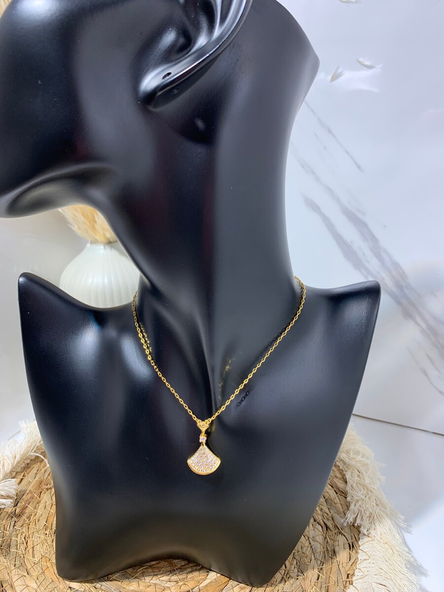 Collier élégant doré coquillage