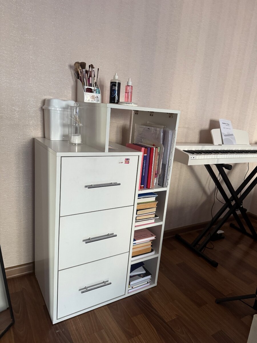 Эстетичный комод для хранения вещей и книг