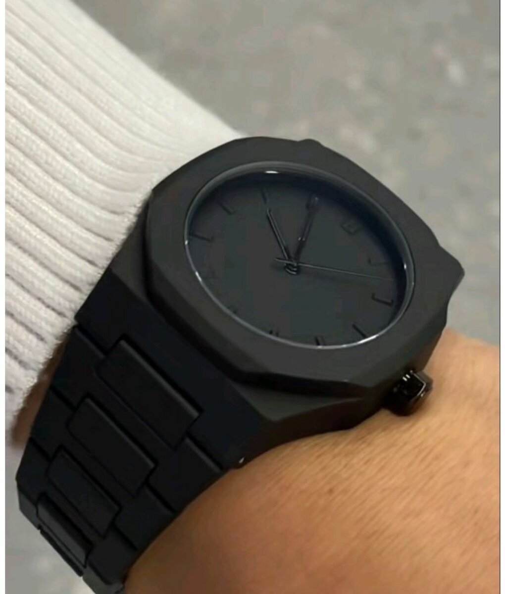 Montre élégante en acier noir