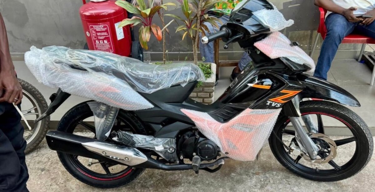 Nouvelle moto TVS noir brillant