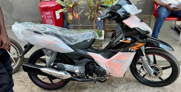 Nouvelle moto TVS noir brillant