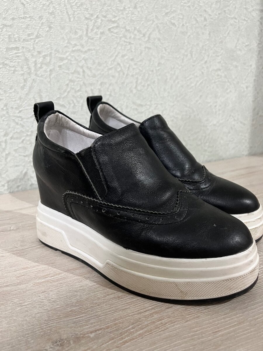 Черная обувь на платформе