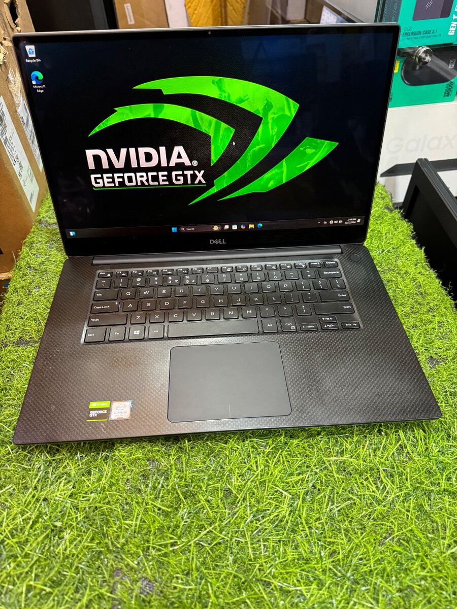 Dell XPS 15 RAM  32GB Intel Core 19 SSD 512GB NVIDIA 4GB