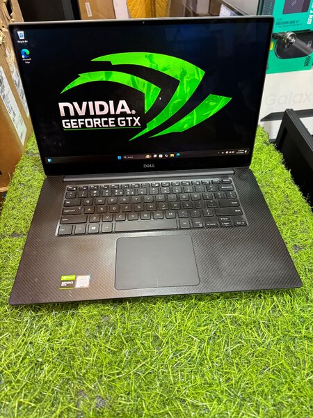 Dell XPS 15 RAM  32GB Intel Core 19 SSD 512GB NVIDIA 4GB