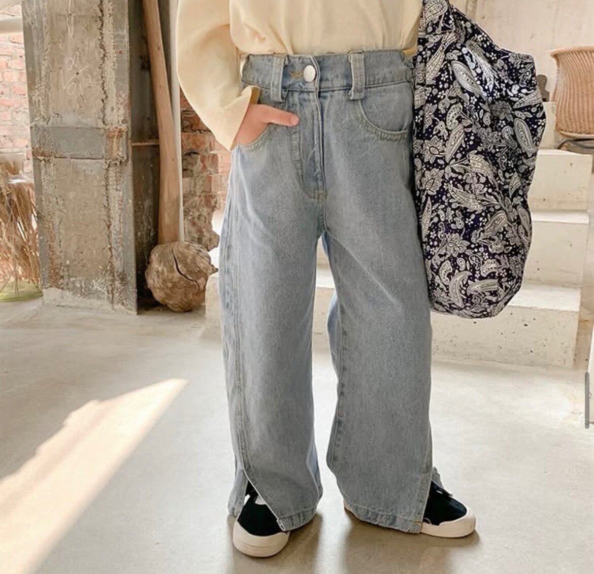 »В НАЛИЧИИ!! Джинсы снизу с вырезом по бокам Размеры осталис