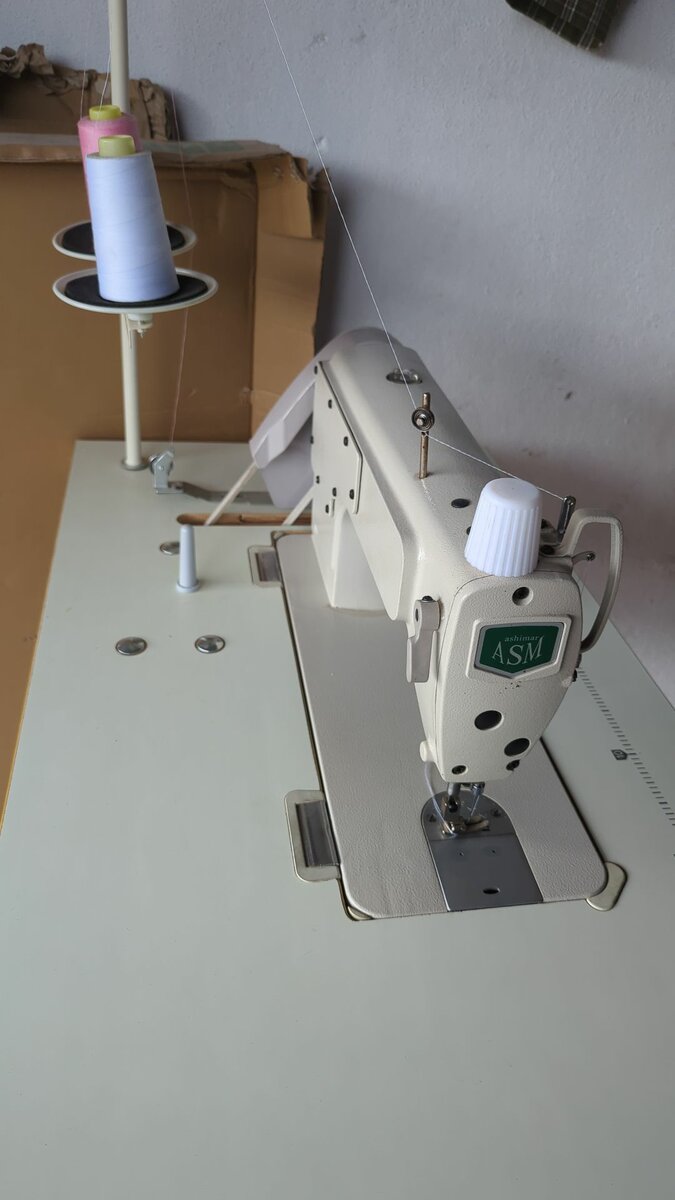 Machine à coudre piqueuse original dans carton