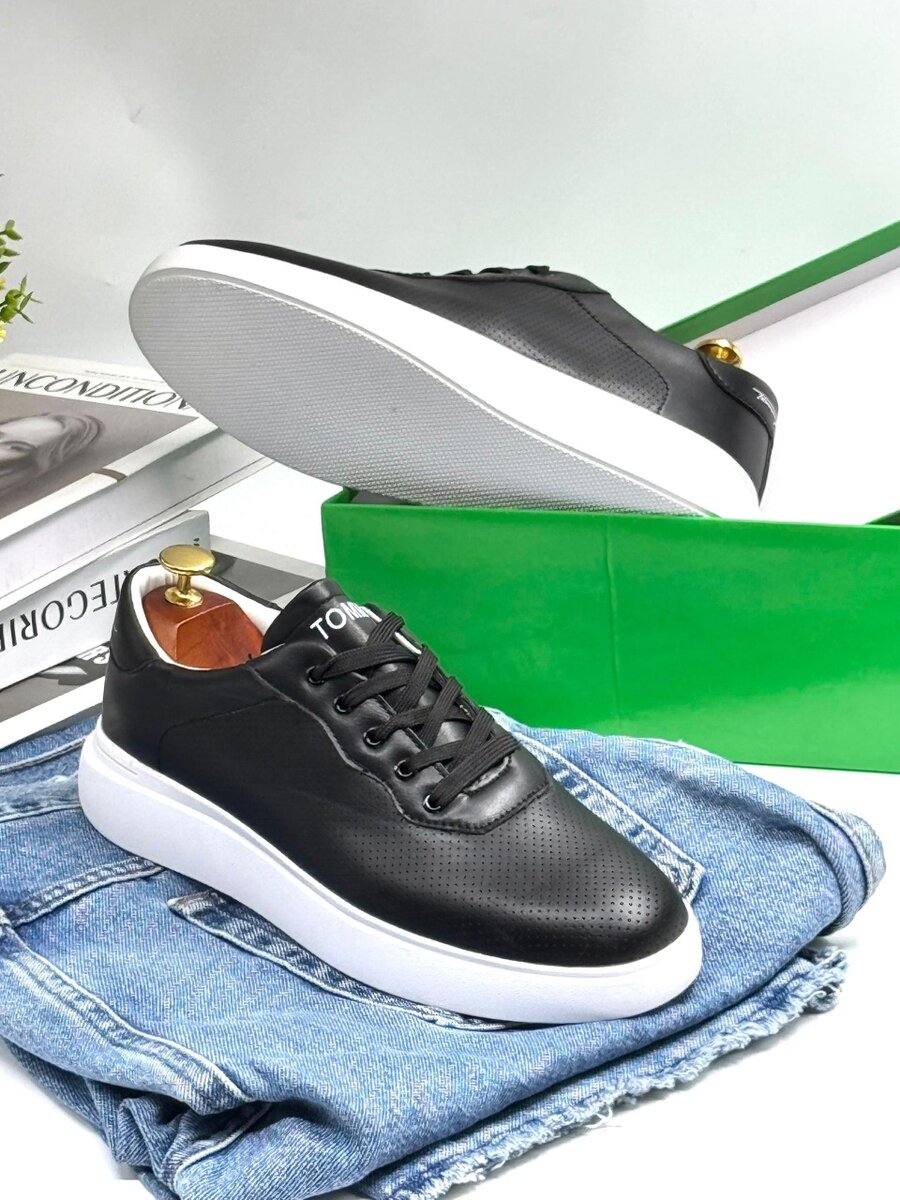 TOMMY HILFIGER BLACK AND WHITE