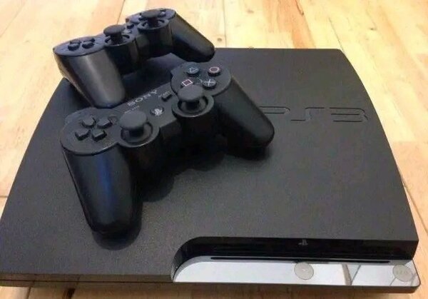 Console PlayStation avec manettes