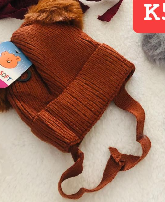 Hat with pompon for a girl orange