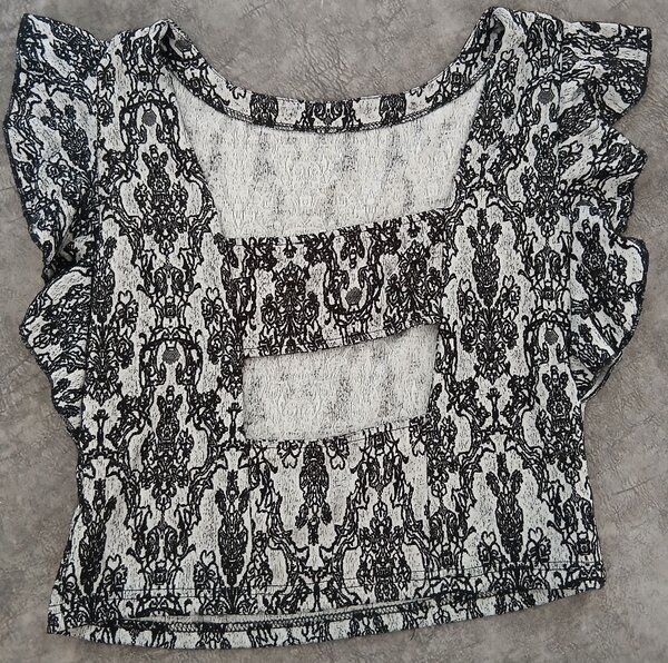 Haut en dentelle fleurie noir