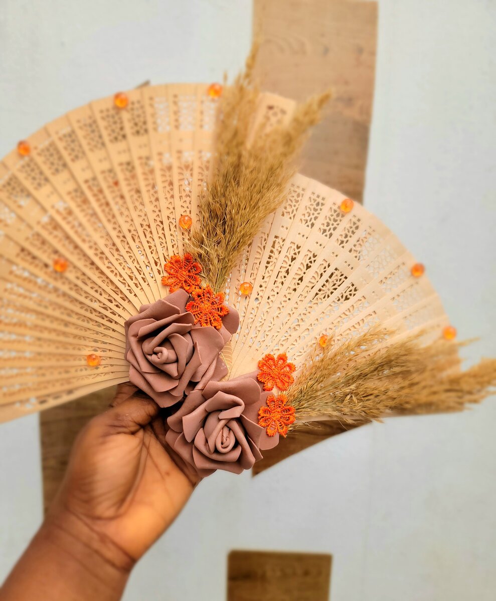 Éventail décoratif artisanal