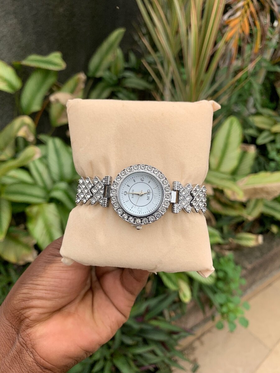 Montres Élégantes en Cristal