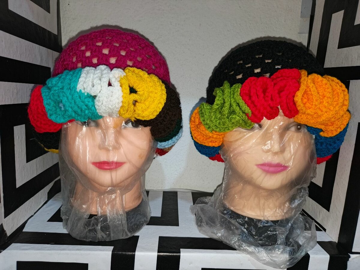 Bonnets en crochet colorés