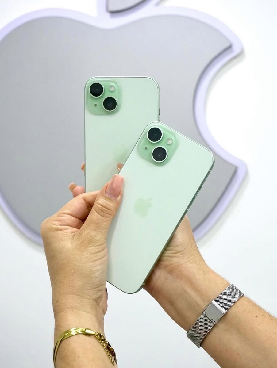 iPhone 15 Vert et Bleu