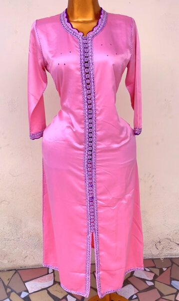 Robe longue en satin rose