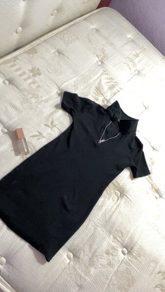 Robe noire élégante à col zippé