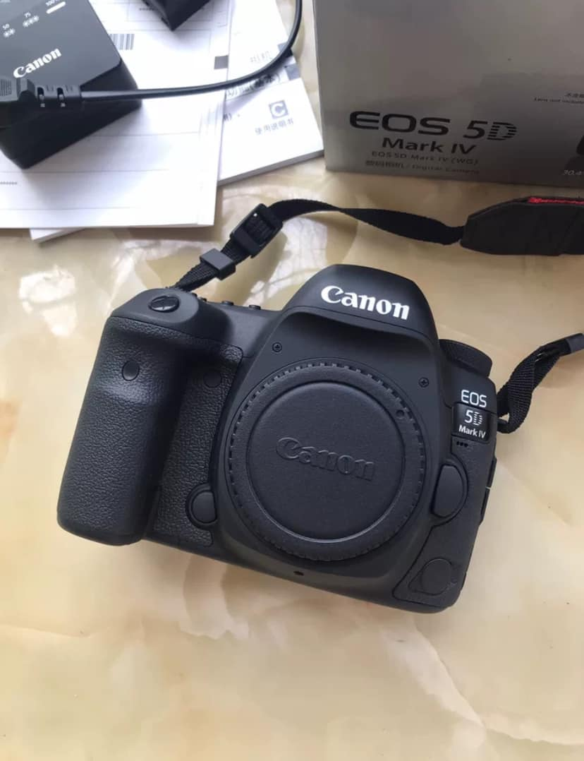 Canon 5D mark iv  Comes with accessories 