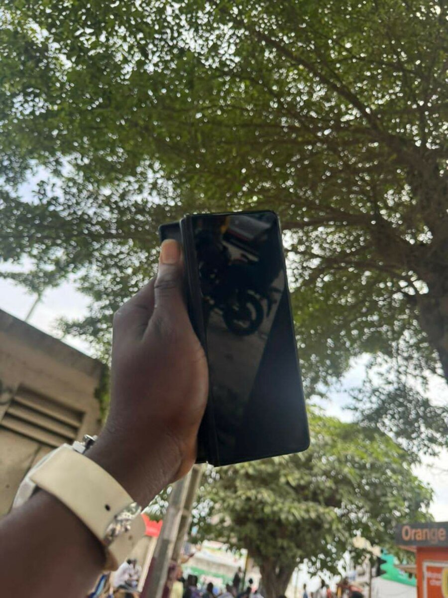 Galaxy z fold 3 256 giga mémoire interne eh 12 giga ram écra