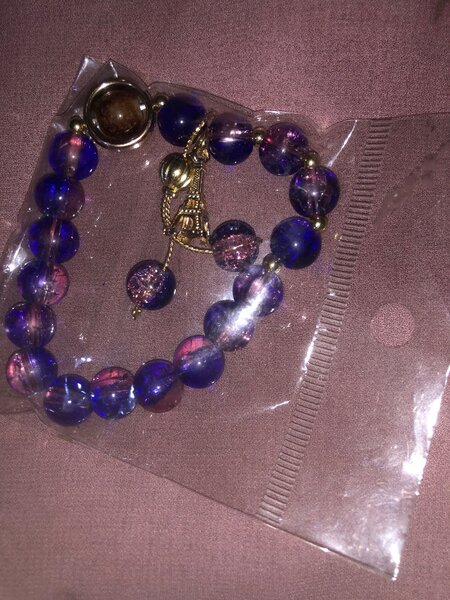 Trois Bracelets avec breloques