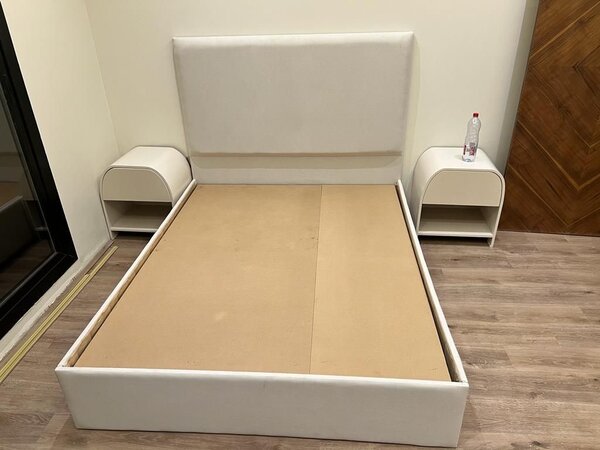 Lit double avec tables de chevet modernes