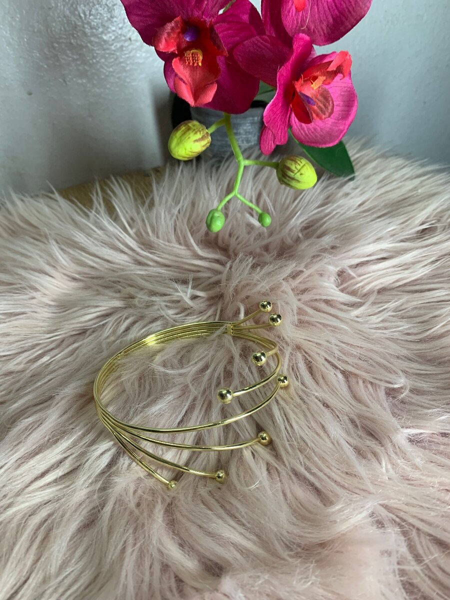 Bracelet doré élégant et moderne