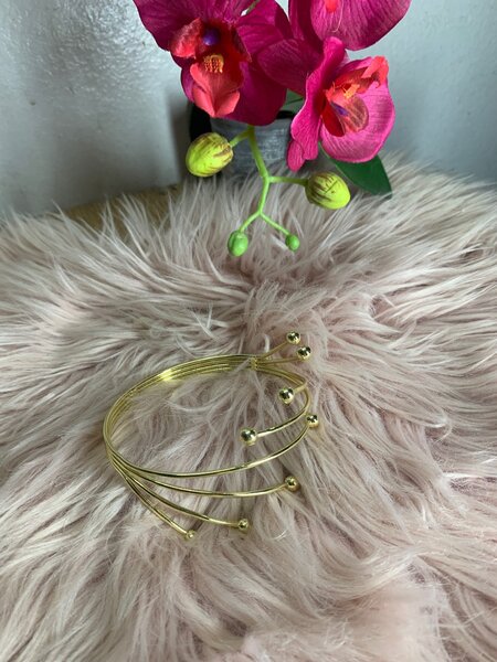 Bracelet doré élégant et moderne