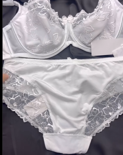 Представляем вам невероятно изысканный и обворожительный кружевной комплект без поролона! 