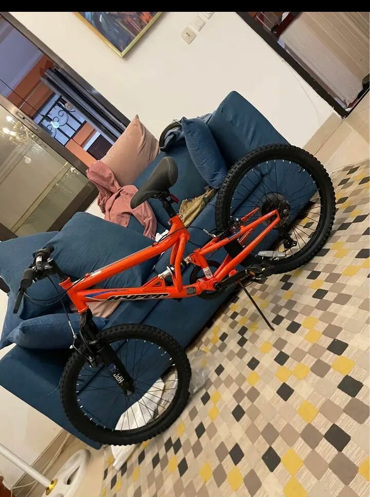 VTT orange tout suspendu