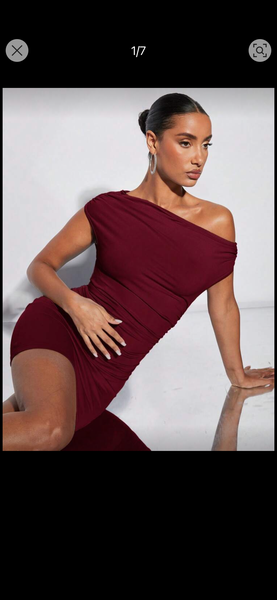 Robe moulante épaule nue