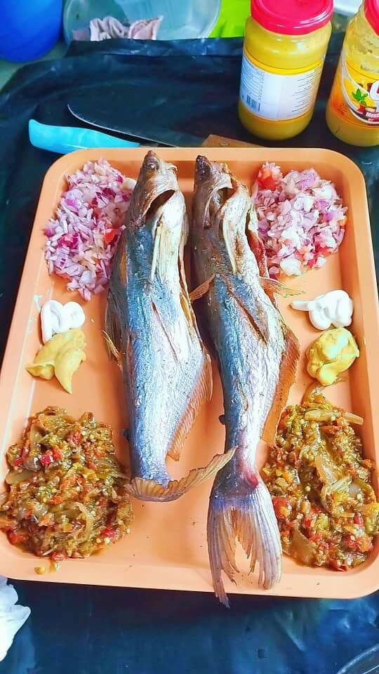 Poulet et poisson piqué