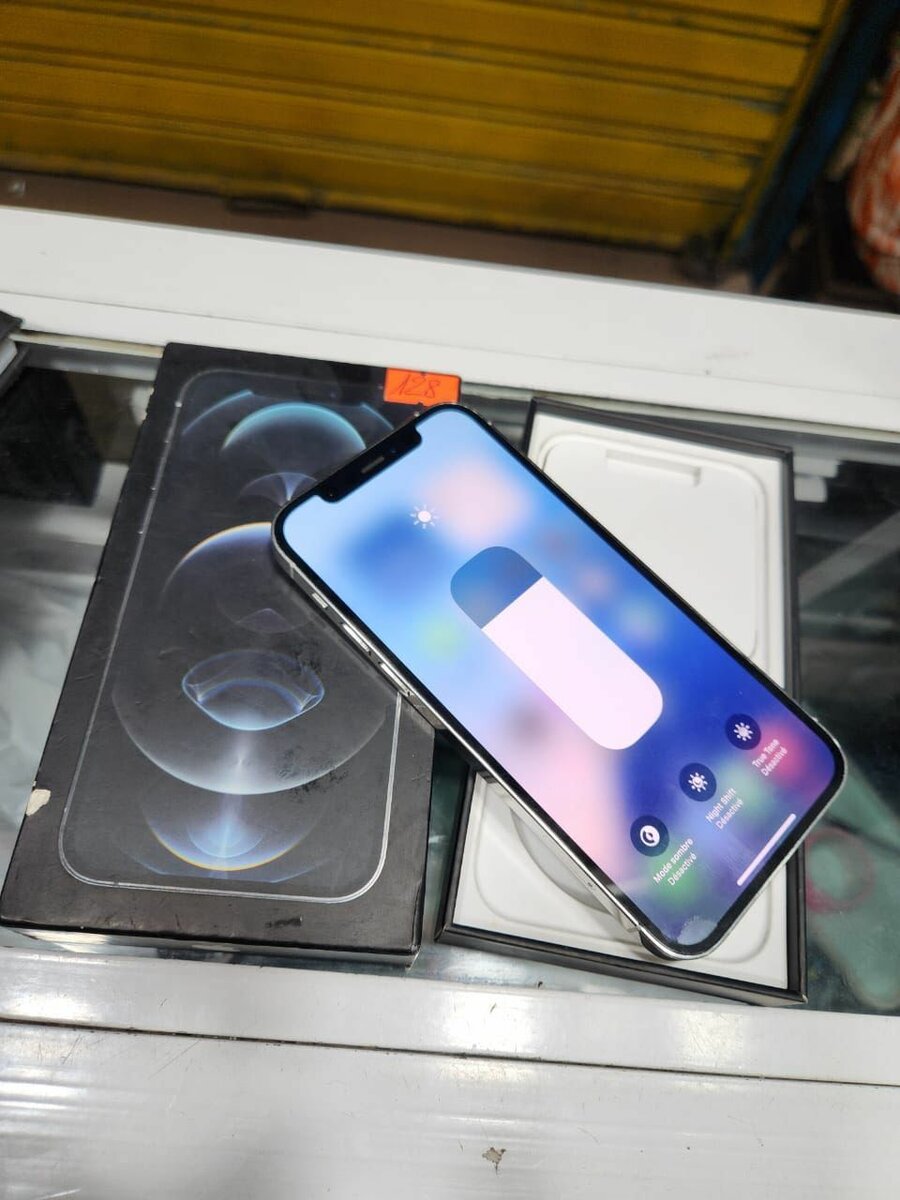 12 pro 128giga avec son carton