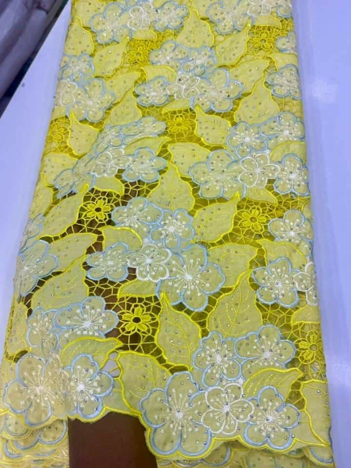 Tissu en dentelle jaune floral