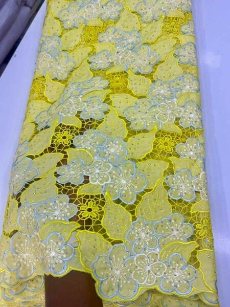 Tissu en dentelle jaune floral
