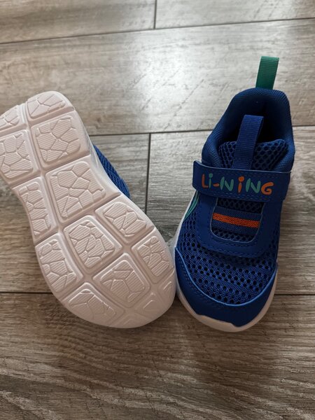 Продаются новые кроссовки от компании Лининг