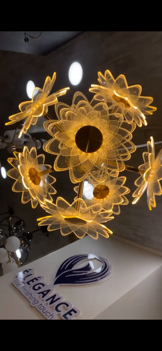 Lustre à suspendre dorée fleur